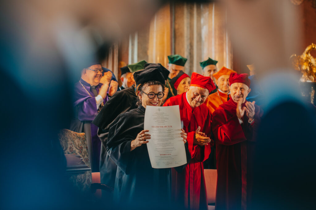 Olga Tokarczuk z listem gratulacyjnym upamiętniającym uroczystość nadania doktora honoris causa