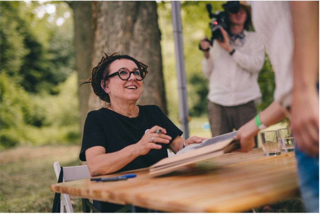 lga Tokarczuk podpisuje książki w trakcie Festiwalu Góry Literatury 2025