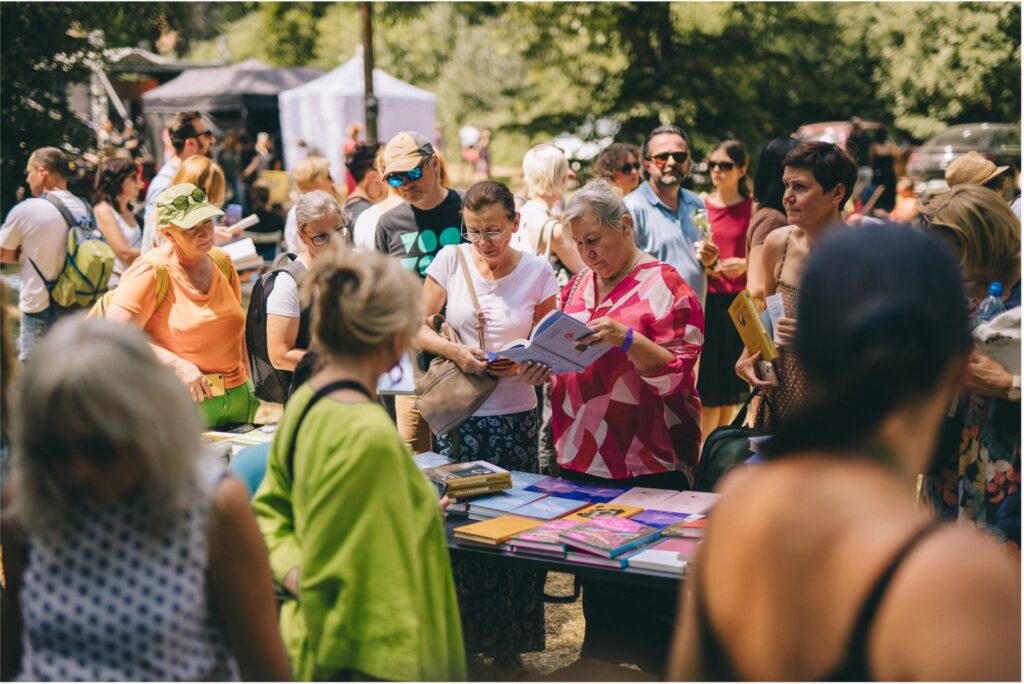 Publiczność Festiwalu Góry Literatury na Zamku Sarny w Ścinawce Górnej